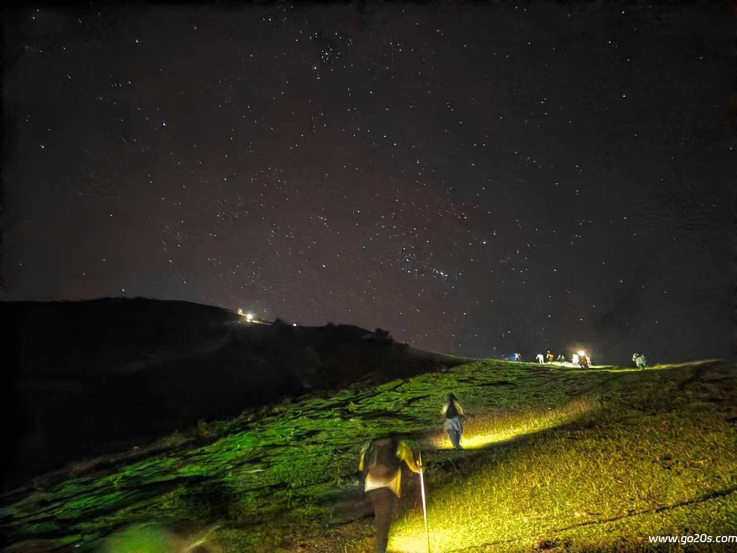 茂名三官山徒步攻略：穿越广东顶级山脊线的云端绿野之旅