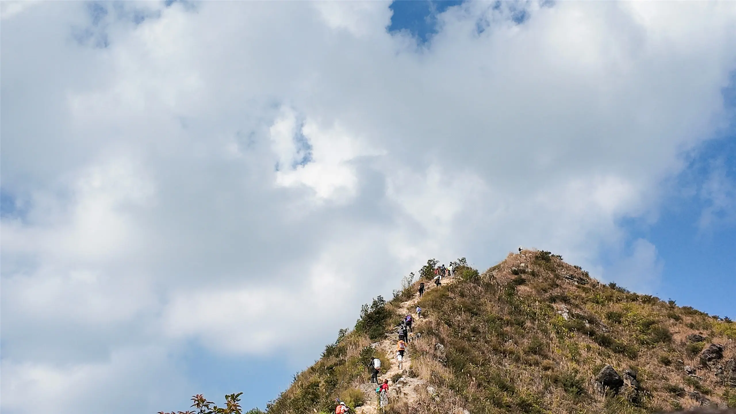 清远莫六公山徒步全攻略 | 行走广东最美山脊线，俯瞰千座峰林